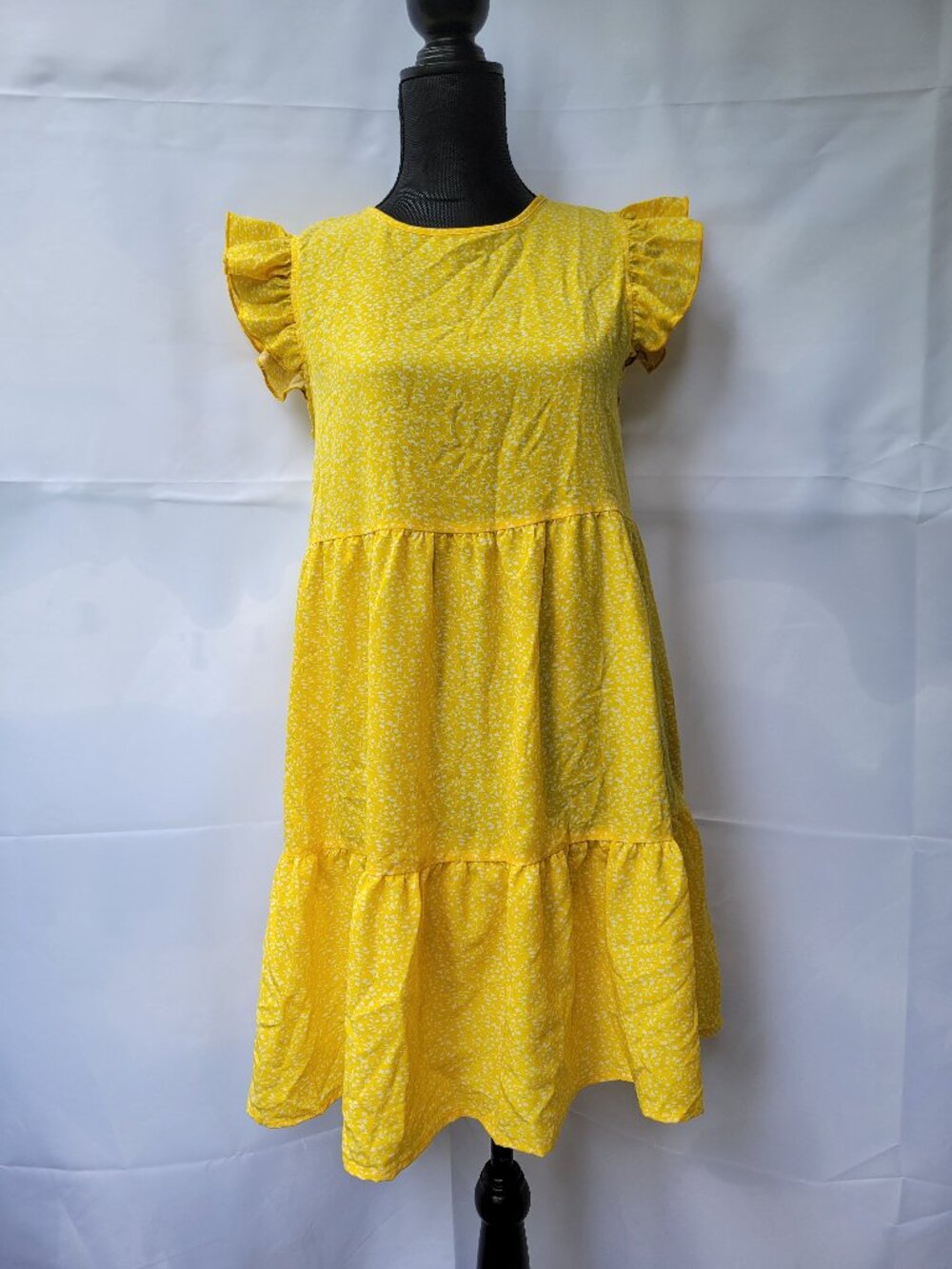 Adorable yellow ditzy floral baby doll style sun dress. Size medium.